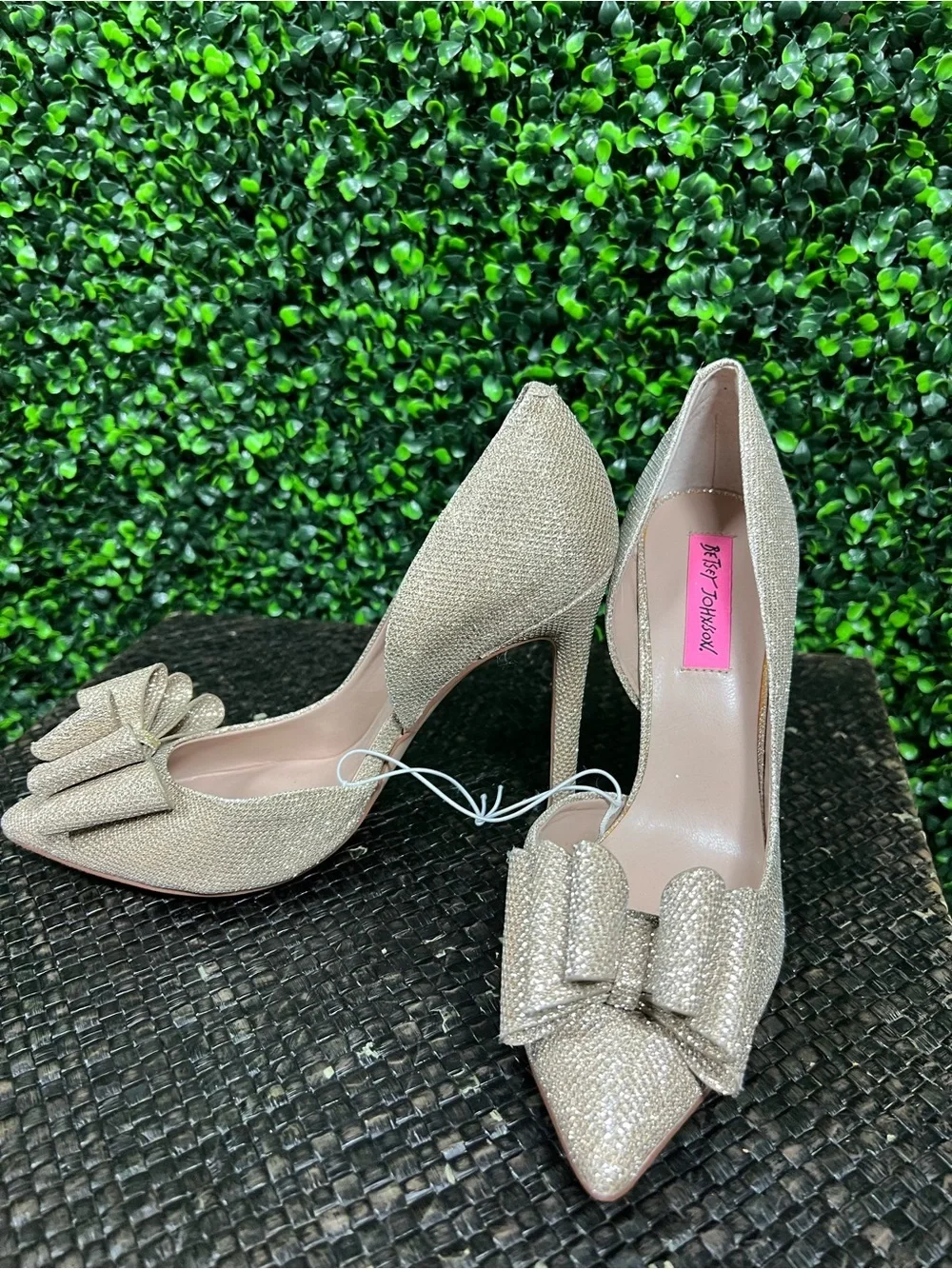BETSY JOHNSON |”Parisss” Sparkling Bow Pumps -